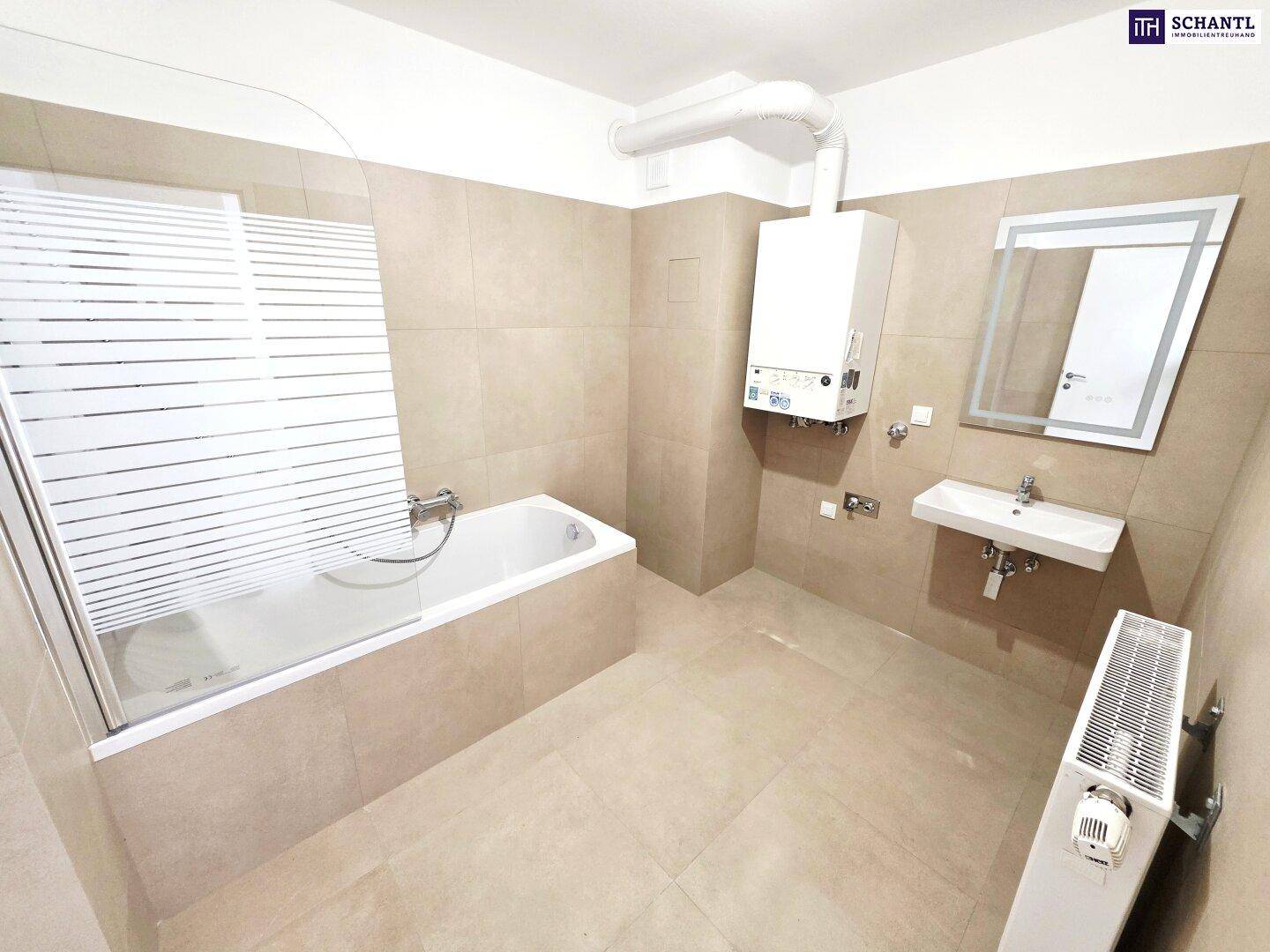 Modernes Badezimmer mit Badewanne, Einzelwaschbecken und beigefarbenen Fliesen.