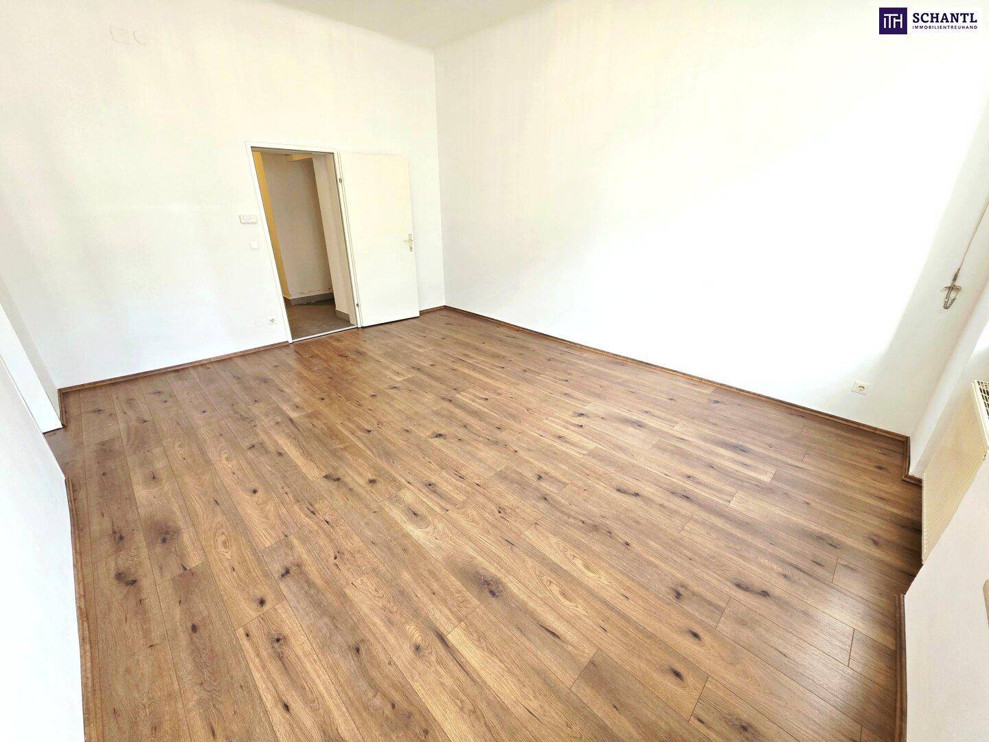 Lichtdurchflutetes Zimmer mit neuem Laminatboden und weißen Wänden, vielseitig nutzbar.