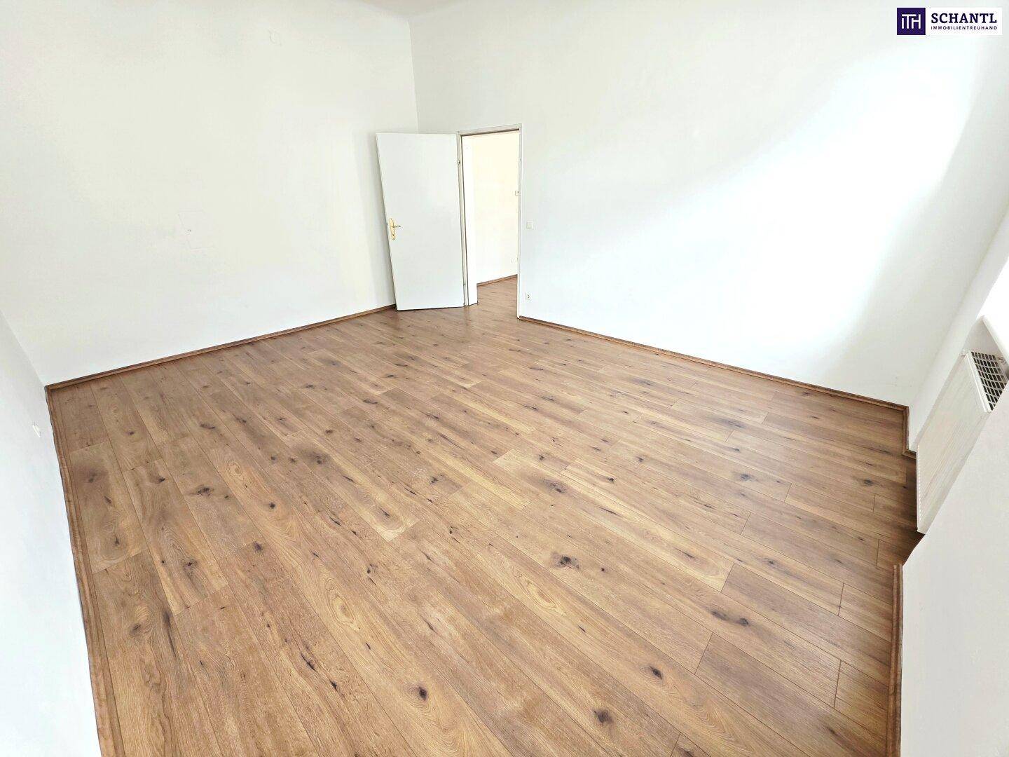 Lichtdurchflutetes Zimmer mit neuem Laminatboden und weißen Wänden, vielseitig nutzbar.