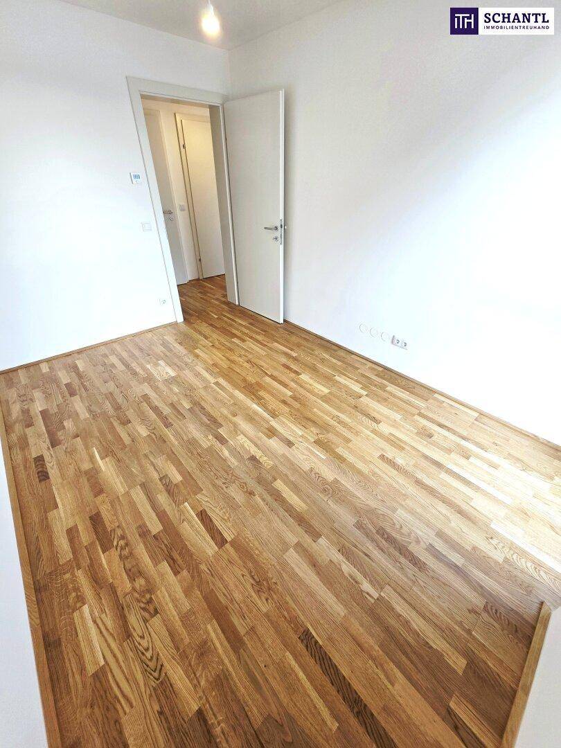 Geräumiges Zimmer mit Parkettboden und weiß gestrichenen Wänden, bereit zur individuellen Gestaltung.