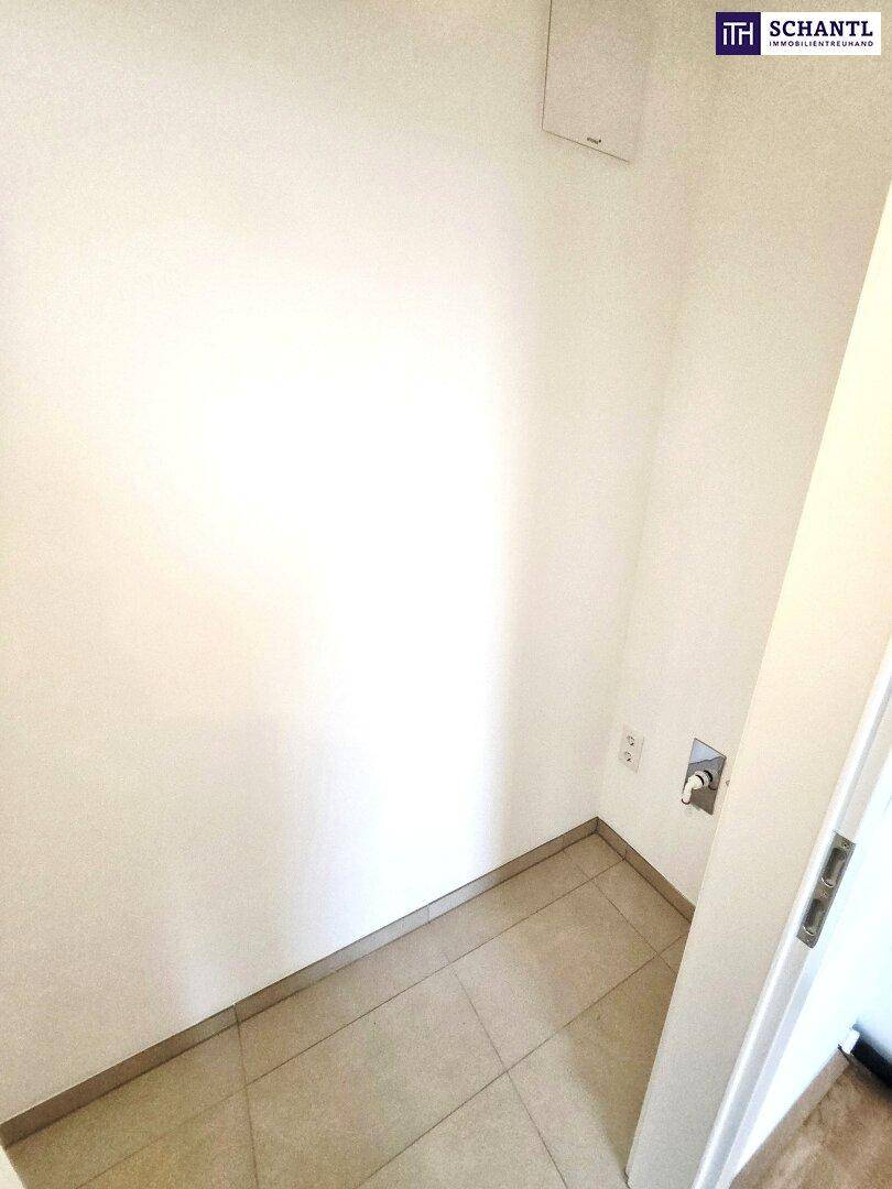 Kleiner Abstellraum mit Fliesenboden und Anschlüssen für Haushaltsgeräte.