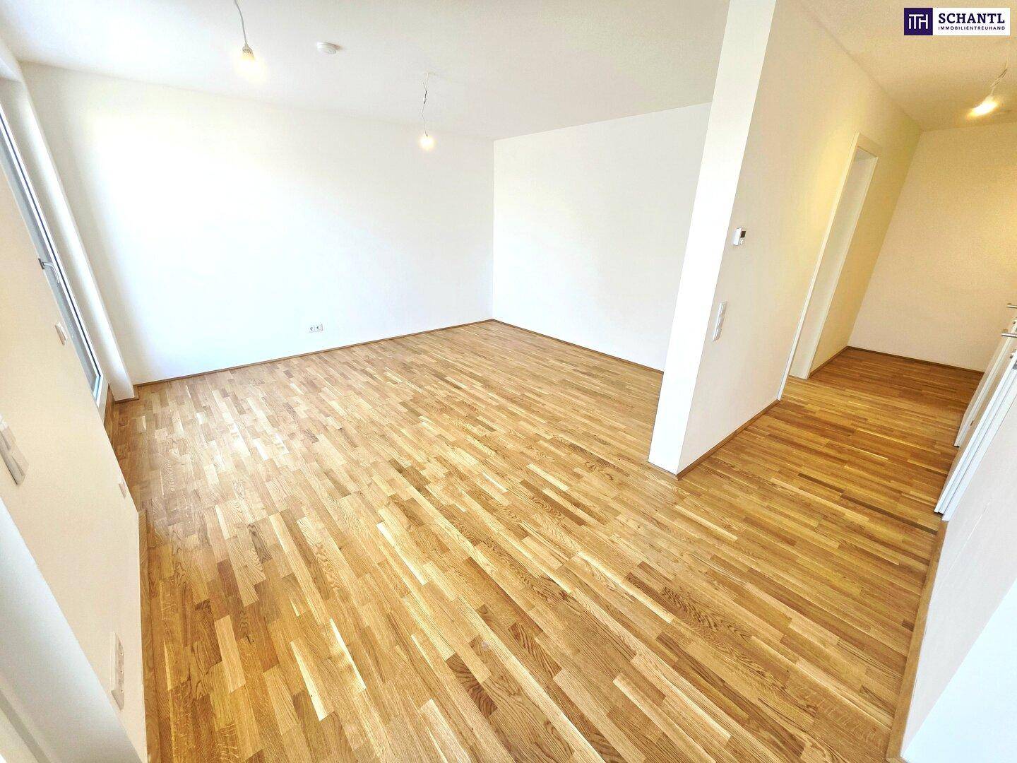 Heller und geräumiger Wohnbereich mit neuem Parkettboden und viel Tageslicht.