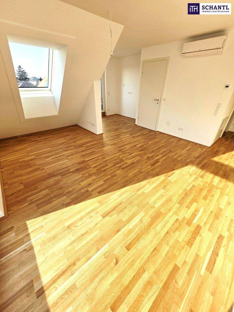 Geräumiges Zimmer mit Holzboden, Dachfenster und Klimaanlage, bereit zum Einzug.
