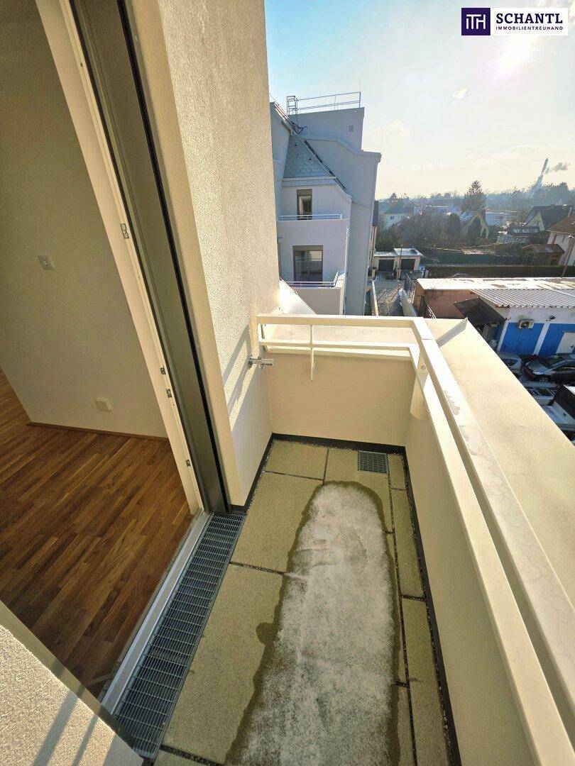 Kleiner Balkon mit Blick auf die Umgebung und angrenzende Gebäude.