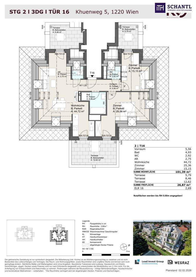 Detaillierter Grundriss einer Wohnung mit mehreren Zimmern, Terrassen und Dachschrägen.