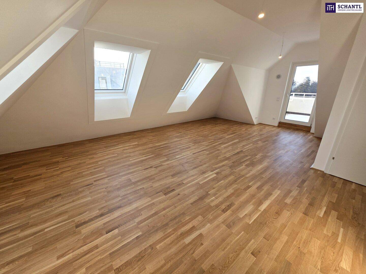 Lichtdurchfluteter Dachgeschossraum mit Holzboden und mehreren Dachfenstern, bietet viel Potenzial.
