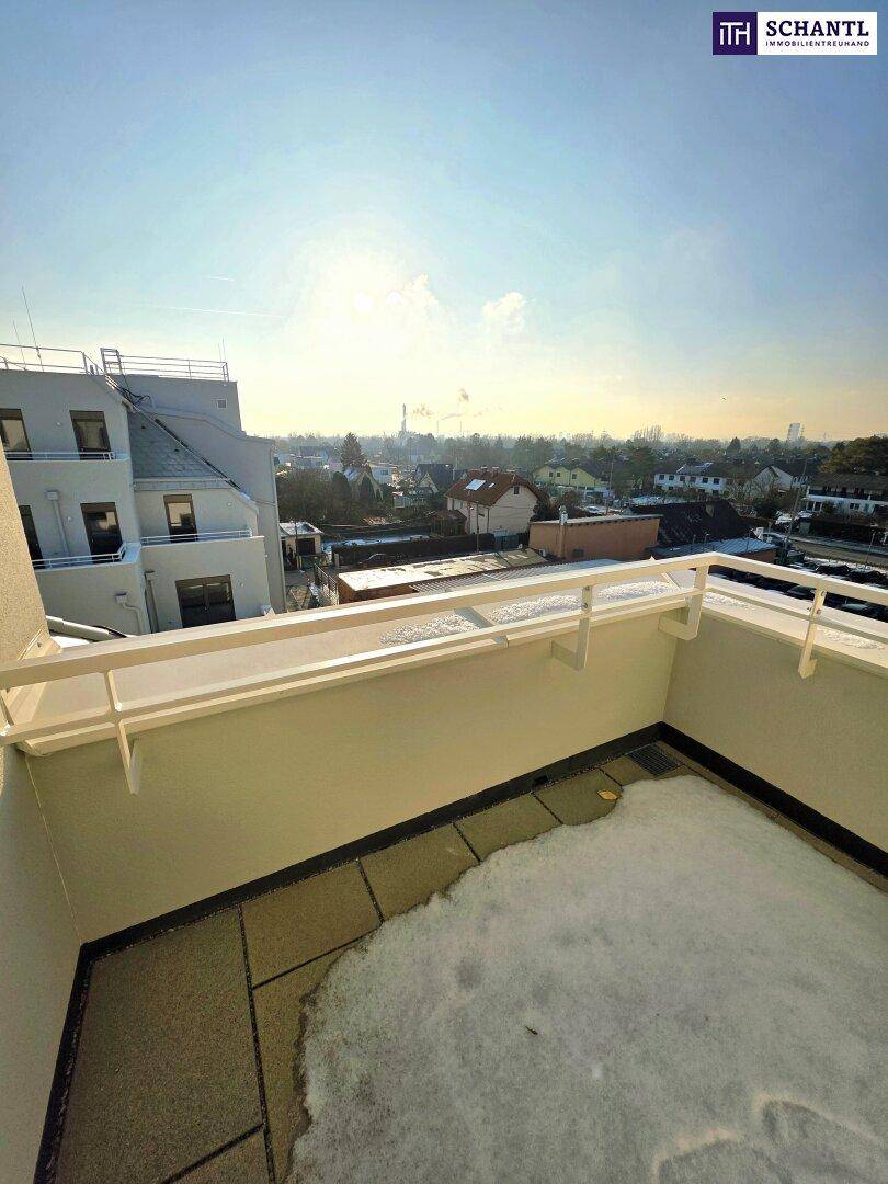 Dachterrasse mit Stadtblick und Schnee auf den Fliesen, ideal für sonnige Tage.