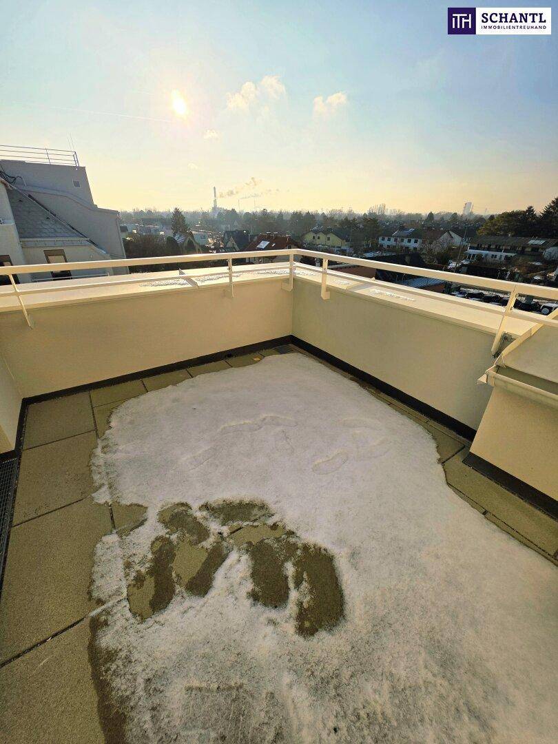 Dachterrasse mit weitem Blick über die Stadt und umliegende Gebäude, teilweise schneebedeckt.