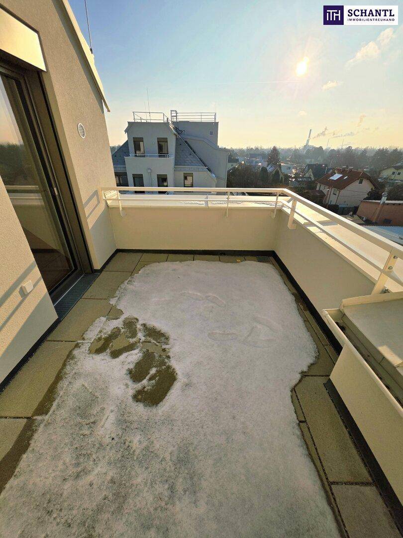 Sonniger Balkon oder Terrasse mit Blick auf die Umgebung, teilweise mit Schnee bedeckt.