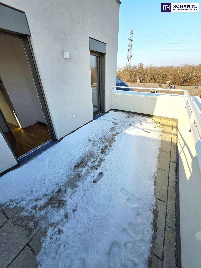 Kleiner Balkon mit Zugang vom Innenraum und Blick auf die Umgebung, teilweise schneebedeckt.