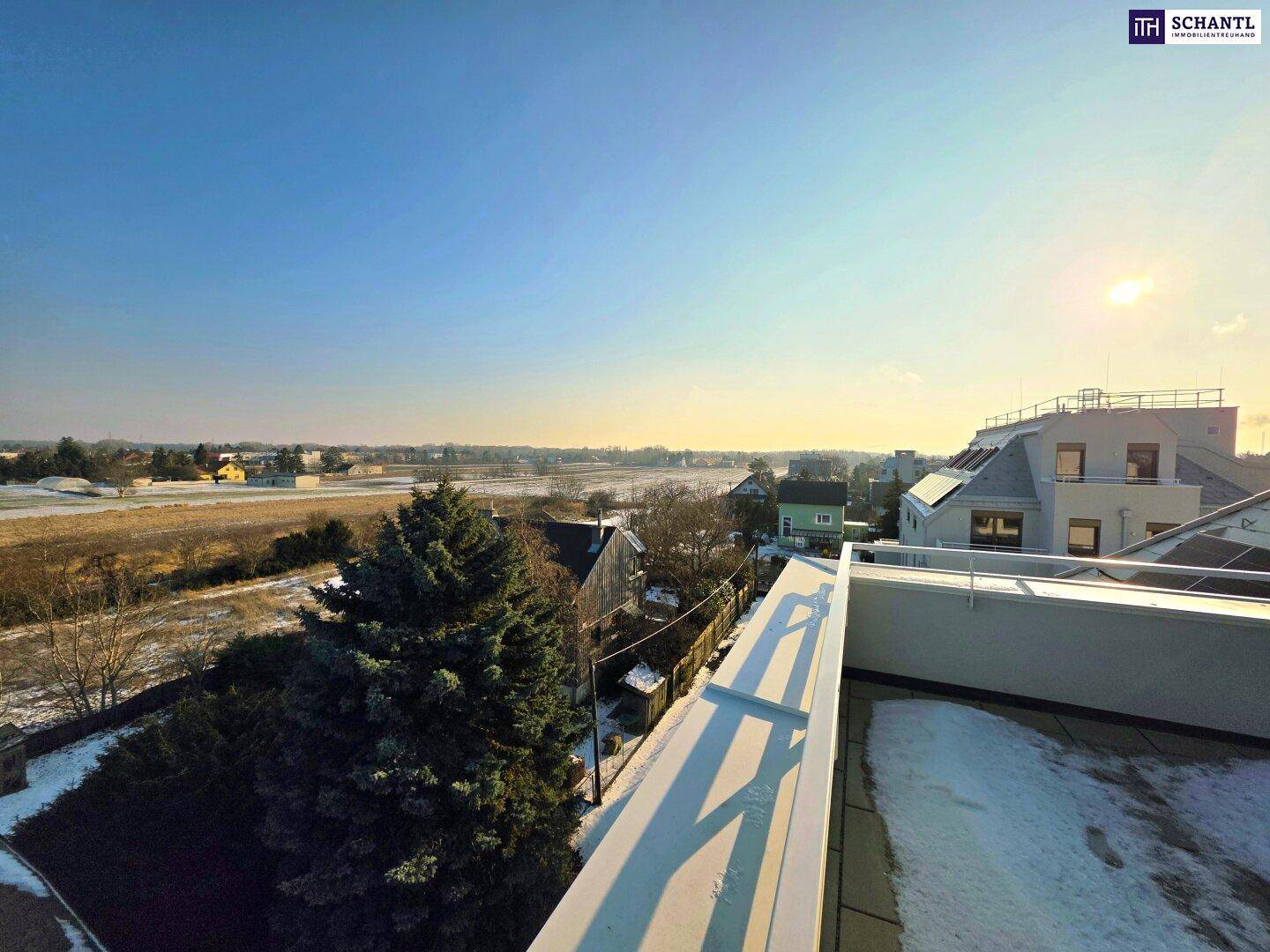 Geräumige Dachterrasse mit weitem Blick über die Landschaft und teilweise Schneeauflage.