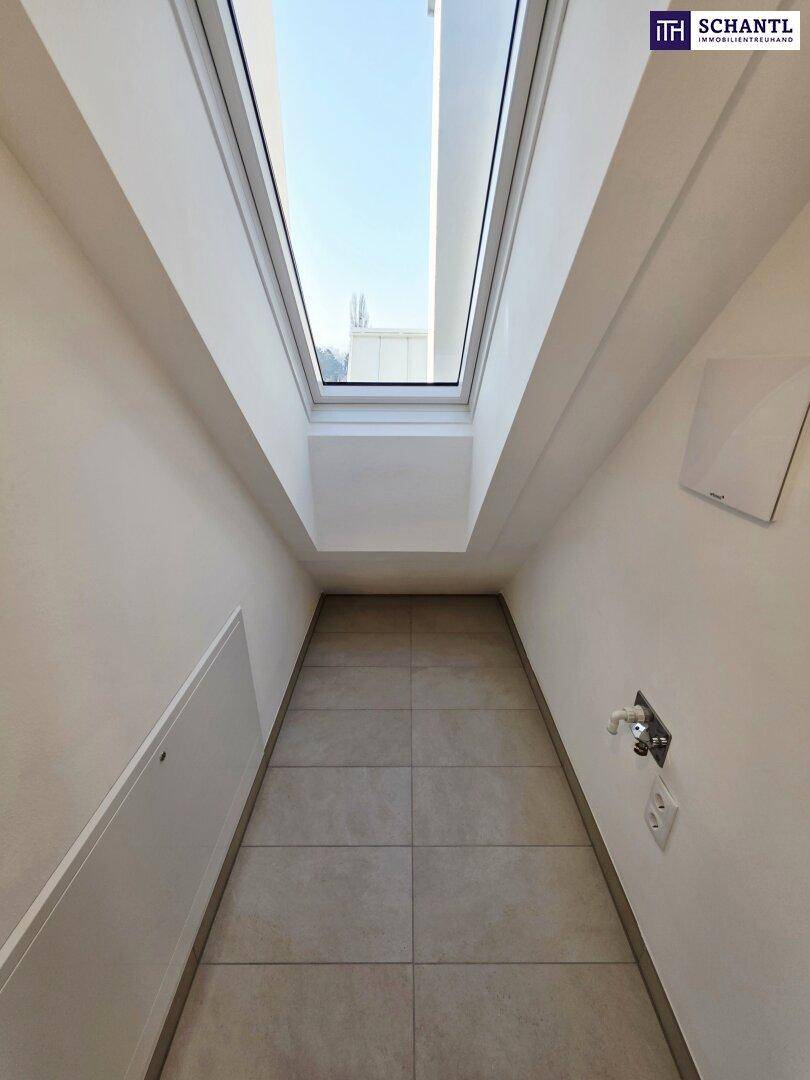 Kleiner Abstellraum oder Hauswirtschaftsraum mit Dachfenster und Fliesenboden.