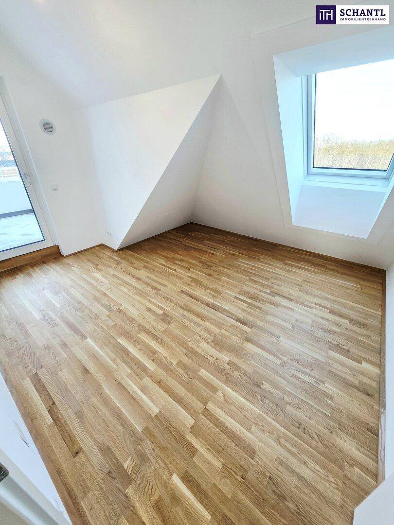Heller Raum im Dachgeschoss mit Holzboden und großem Dachfenster, ideal als Schlafzimmer.
