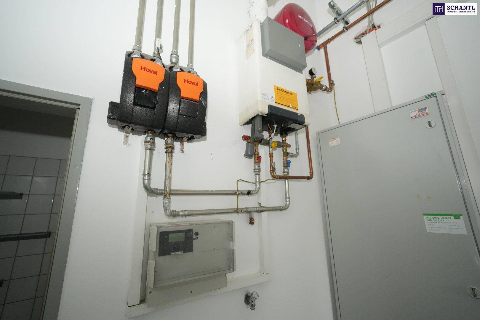 Detailansicht der Heizungsanlage und Verteilerelemente in einem Technikraum, ordentlich installiert.