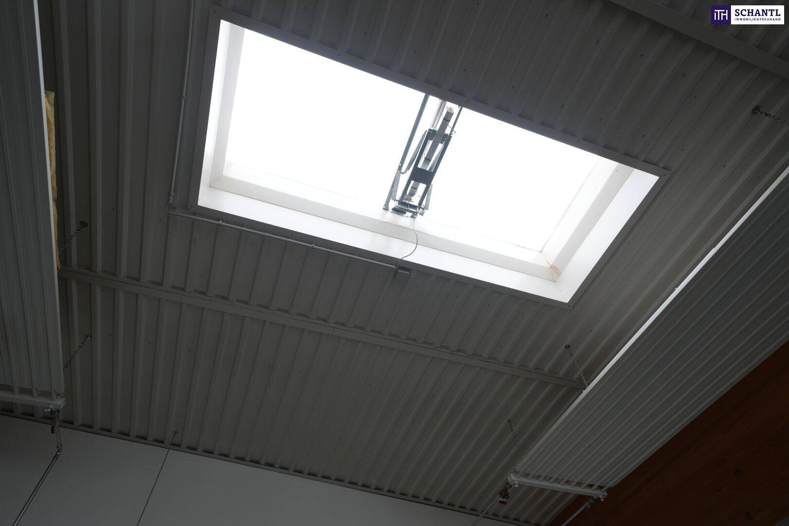 Deckenfenster in einem Gewerberaum, das zusätzliches Tageslicht in den Innenbereich bringt.