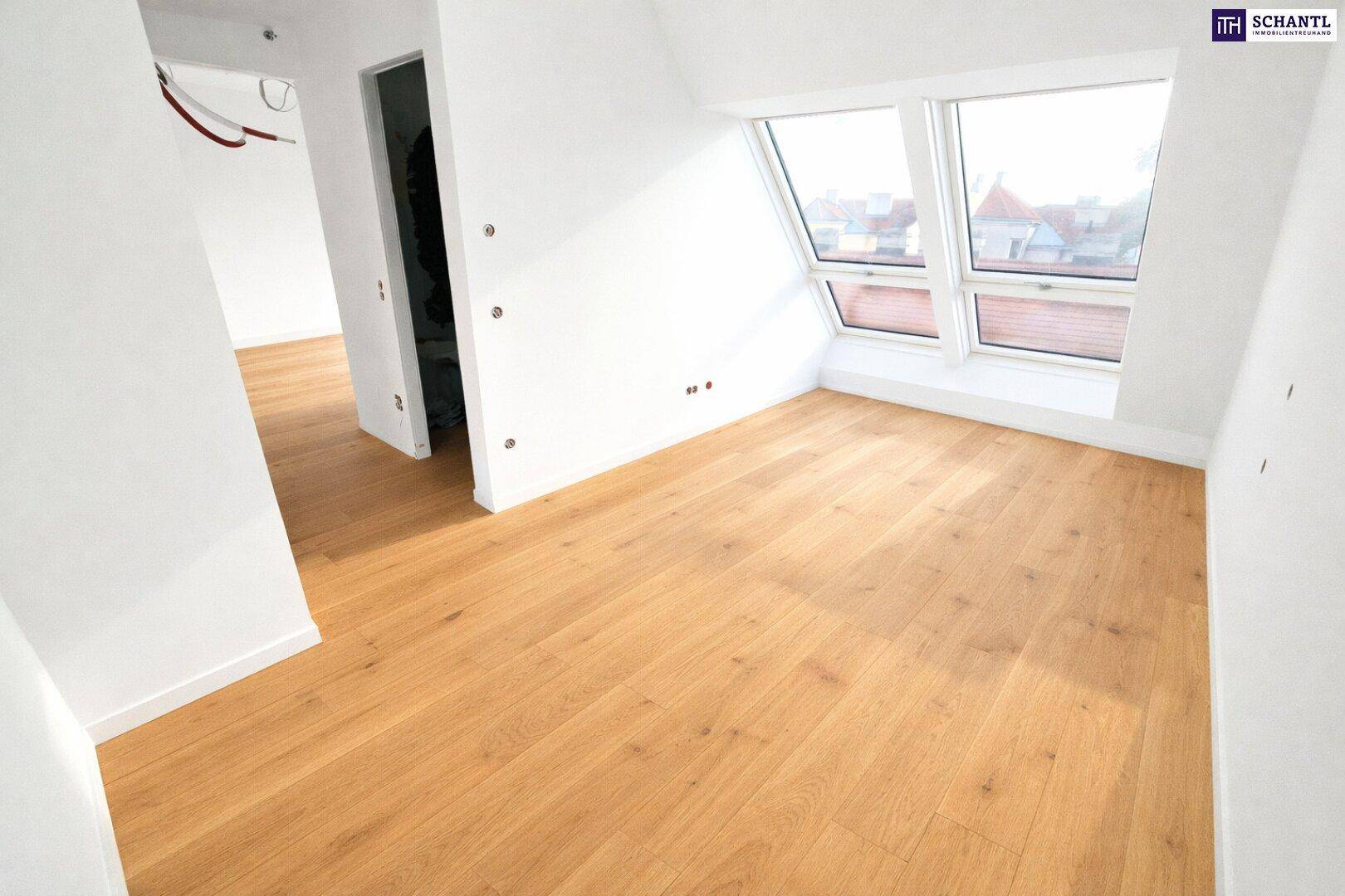 Lichtdurchfluteter Raum mit Holzboden und Dachfenstern, ideal für ein gemütliches Schlafzimmer oder Arbeitszimmer.