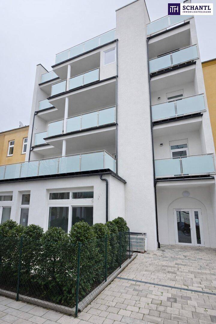 Moderne weiße Gebäudefassade mit mehreren Balkonen und eleganten Glasgeländern, ein Neubauprojekt.