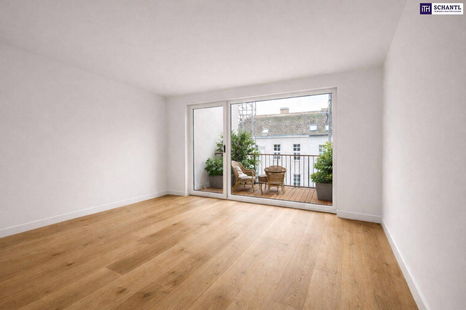 Heller Wohnbereich mit Holzboden, großen Fenstern und Zugang zu einem möblierten Balkon.