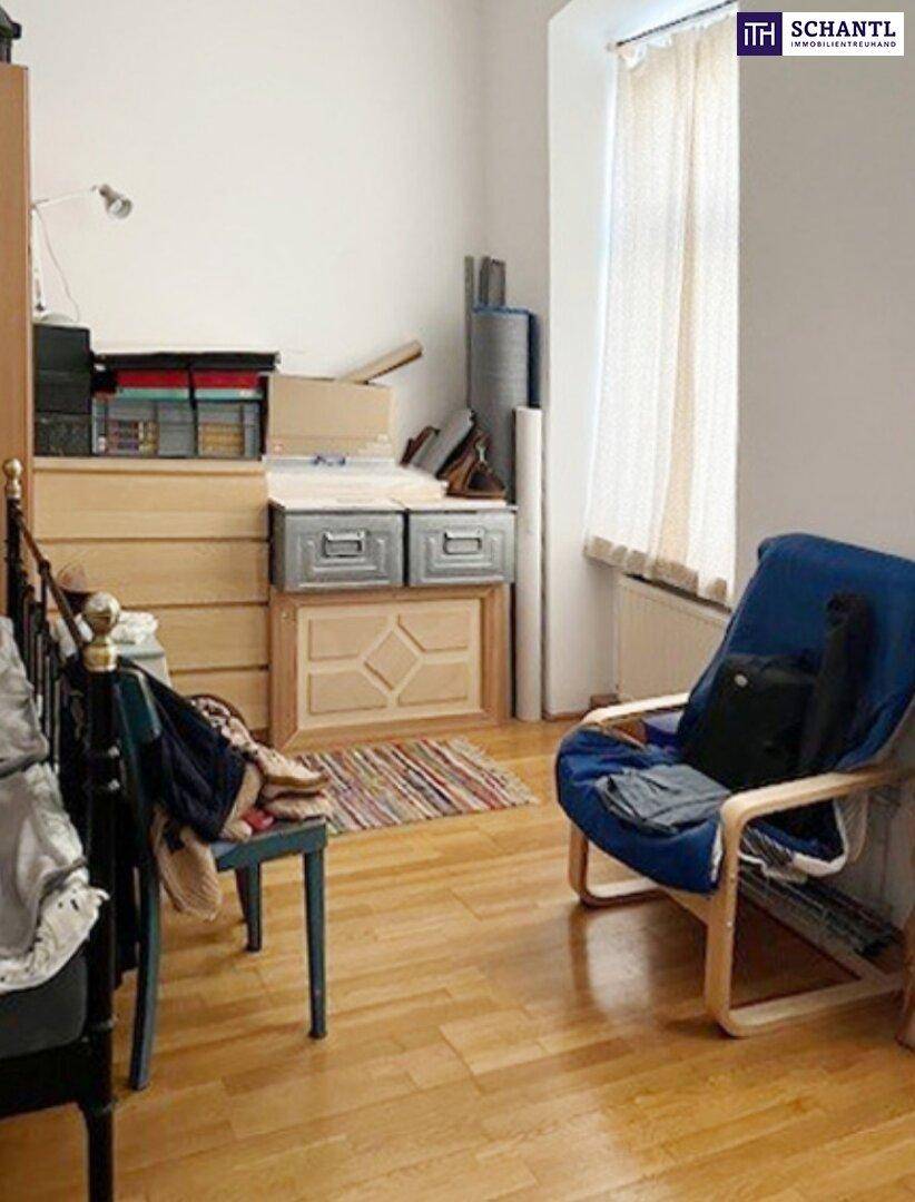 Gemütliches Zimmer mit Holzboden, Fenster und einfacher Einrichtung, bereit zur Nutzung.