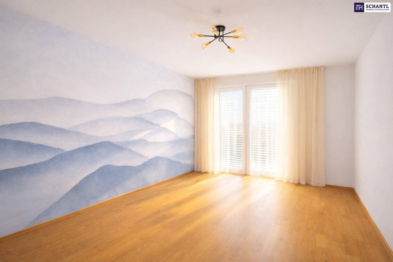 Helles Zimmer mit Holzboden und einer Wandgestaltung mit Bergmotiv, viel Tageslicht.