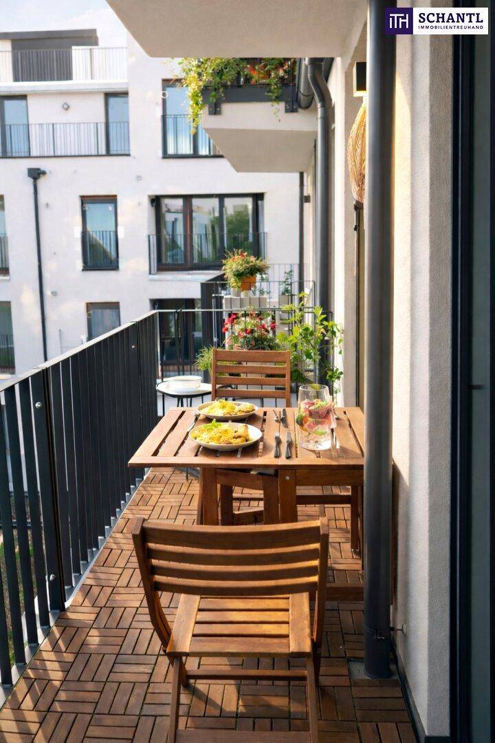 Gemütlicher Balkon mit Holzbodenfliesen und Essbereich im Freien, ideal für Mahlzeiten.