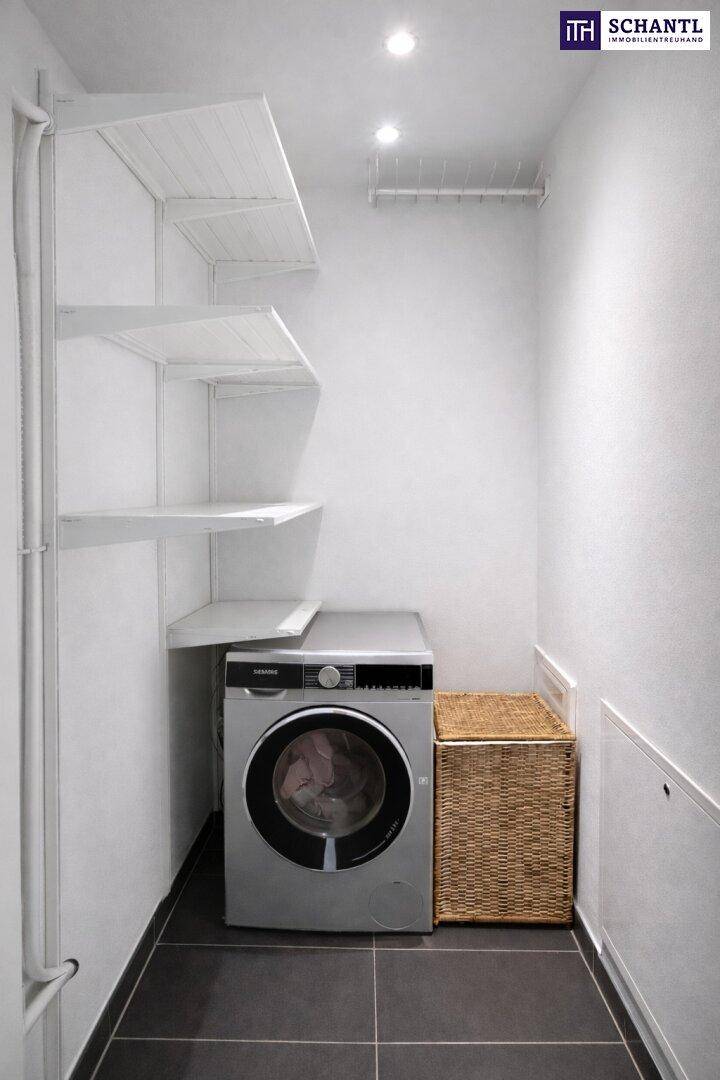 Praktischer Hauswirtschaftsraum mit Waschmaschine und Regalen für zusätzlichen Stauraum.