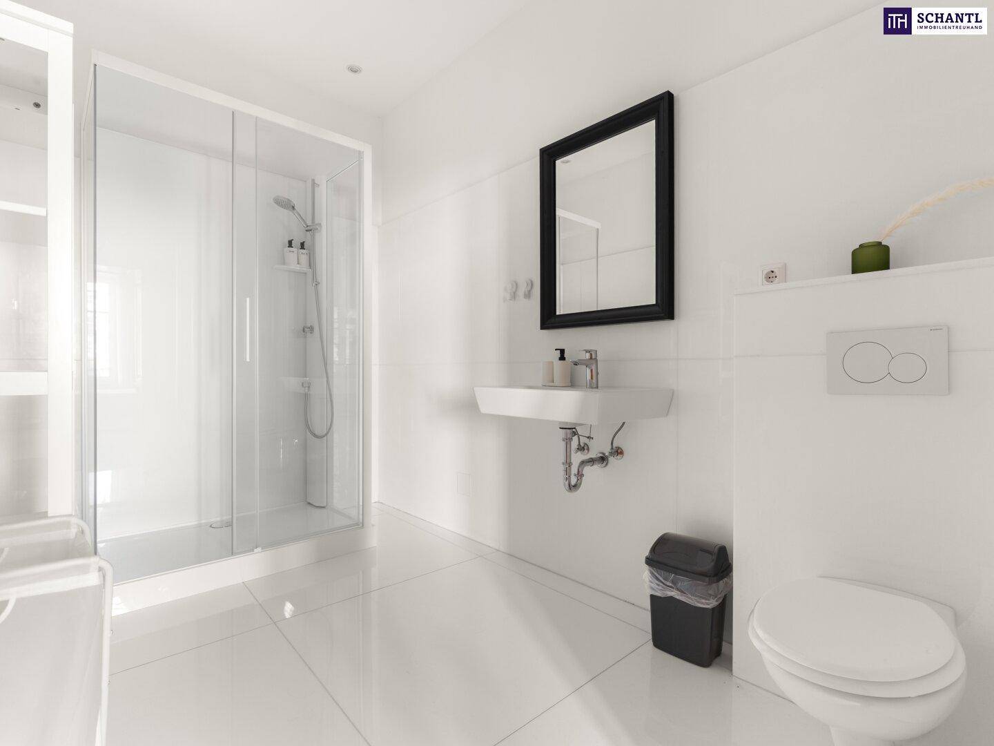 Modernes Badezimmer mit Duschkabine, wandhängendem WC und großem Spiegel.
