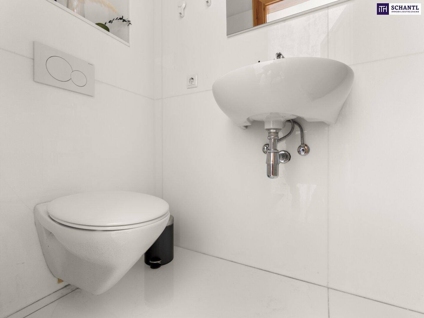 Kleines, modernes WC mit wandhängender Toilette und Waschbecken.