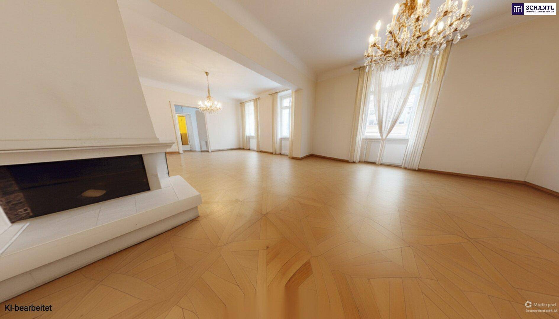 Großzügiges Wohnzimmer mit Fischgrätparkett, Kamin und zwei eleganten Kronleuchtern.