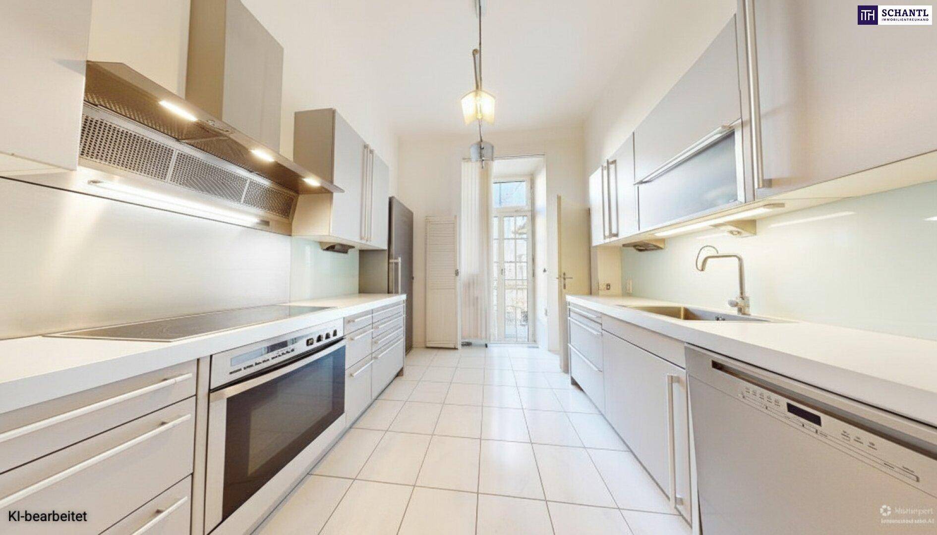 Moderne Küche mit weißen Fliesen, Einbaugeräten und Zugang zu einem kleinen Balkon.