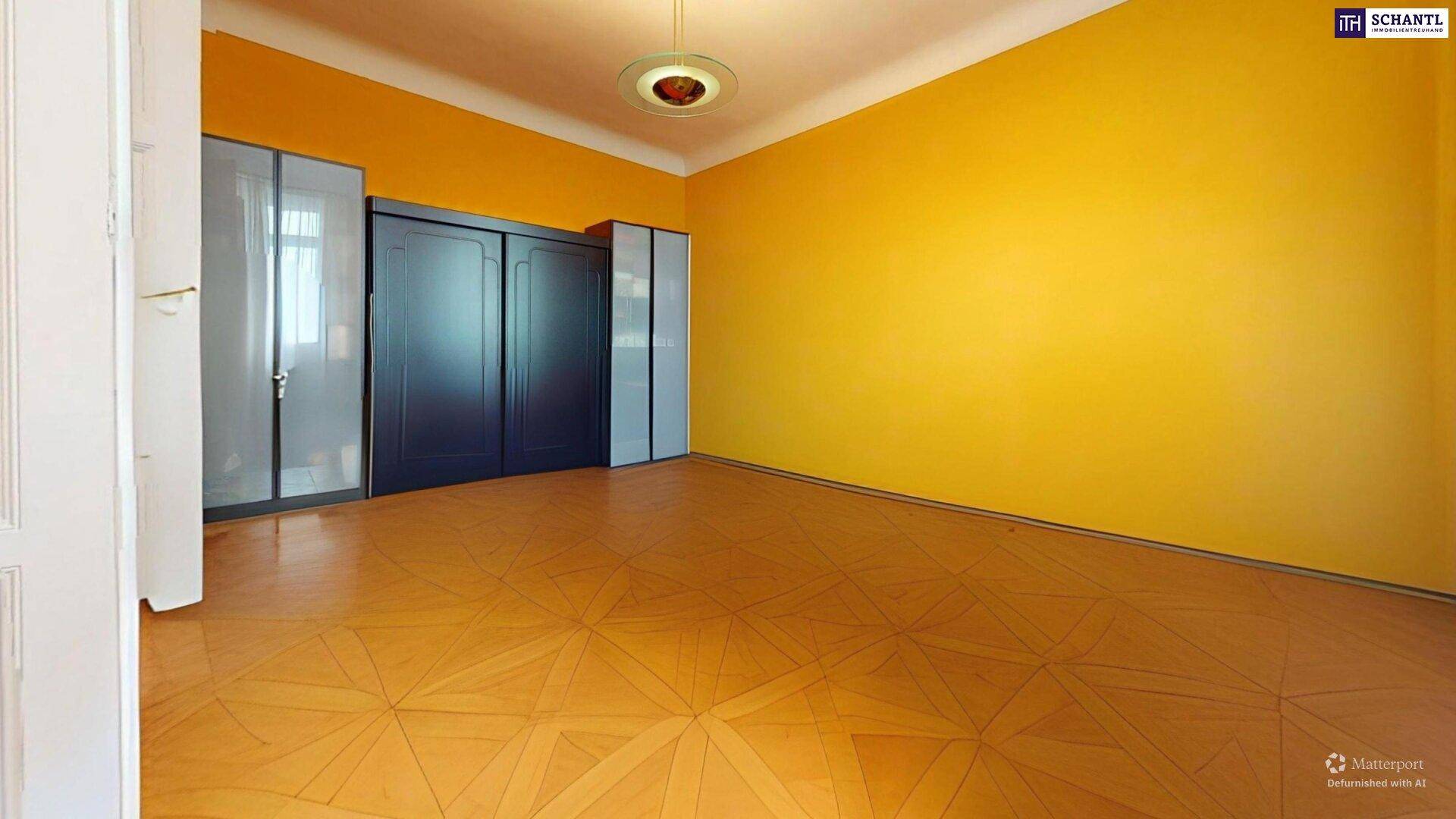 Schlafzimmer mit leuchtend gelben Wänden, Parkettboden und Einbauschränken.
