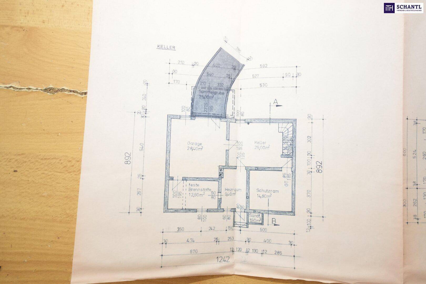 Grundriss des Kellergeschosses mit Garage, Kellerraum und Schutzraum, detailliert dargestellt.