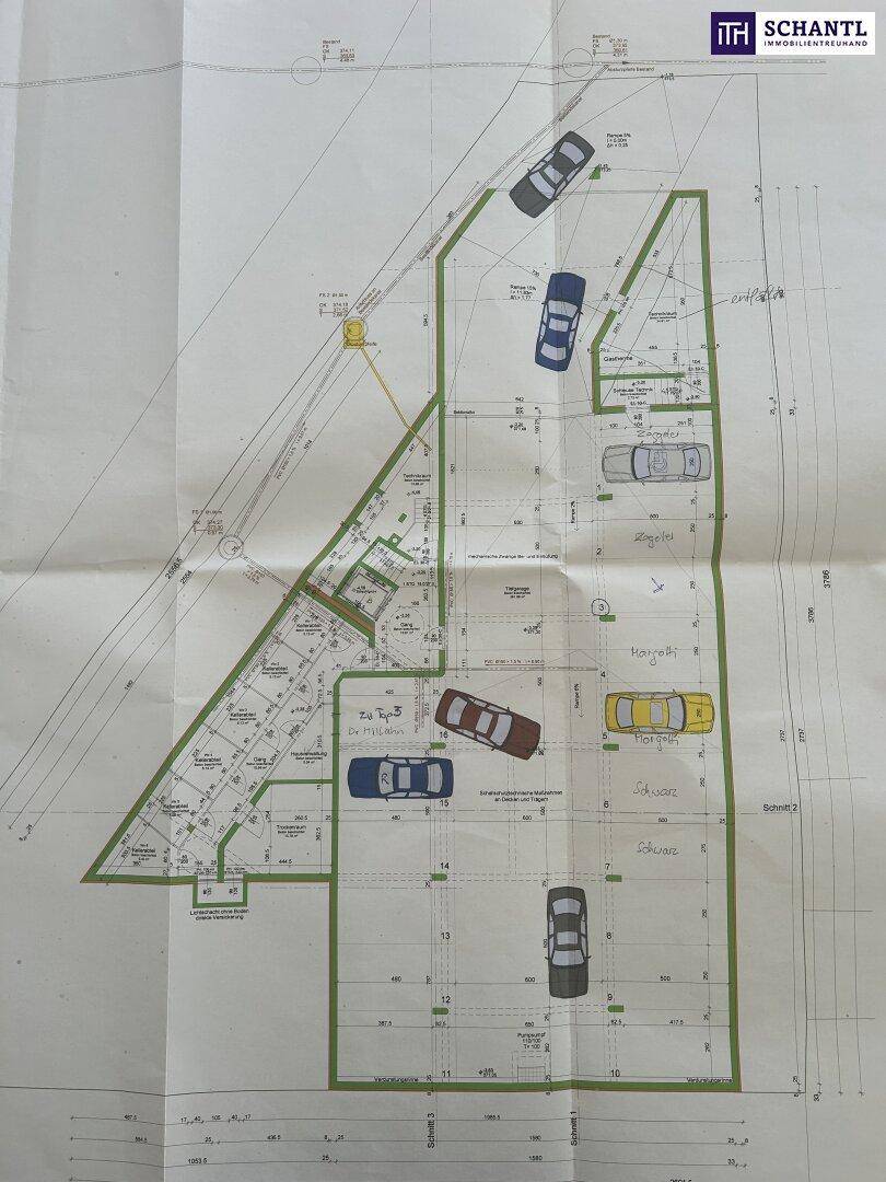 Detaillierter Grundrissplan eines Grundstücks mit eingezeichneten Parkplätzen und Gebäudestrukturen.