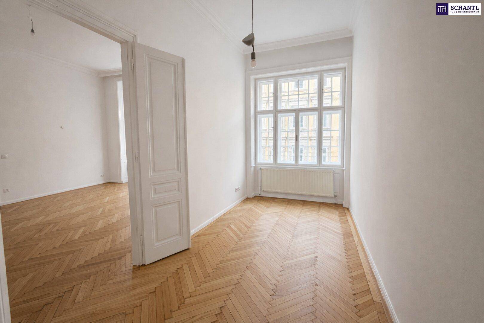Leerer Raum mit Fischgrätparkett und einem großen Fenster, ideal als Büro oder Schlafzimmer nutzbar.