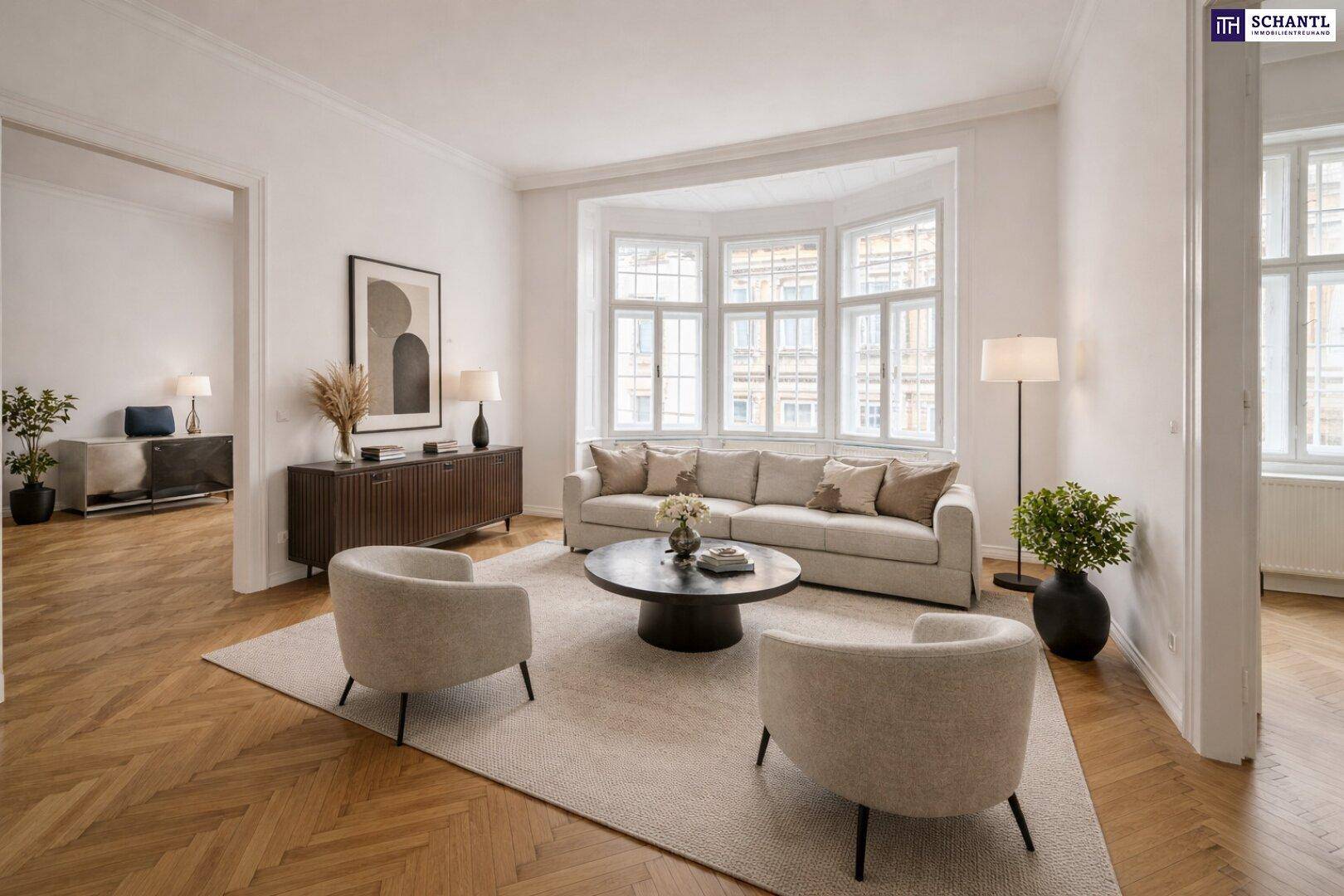 Helles Wohnzimmer mit Fischgrätparkett, Erkerfenstern und moderner Einrichtung in einem Altbau.