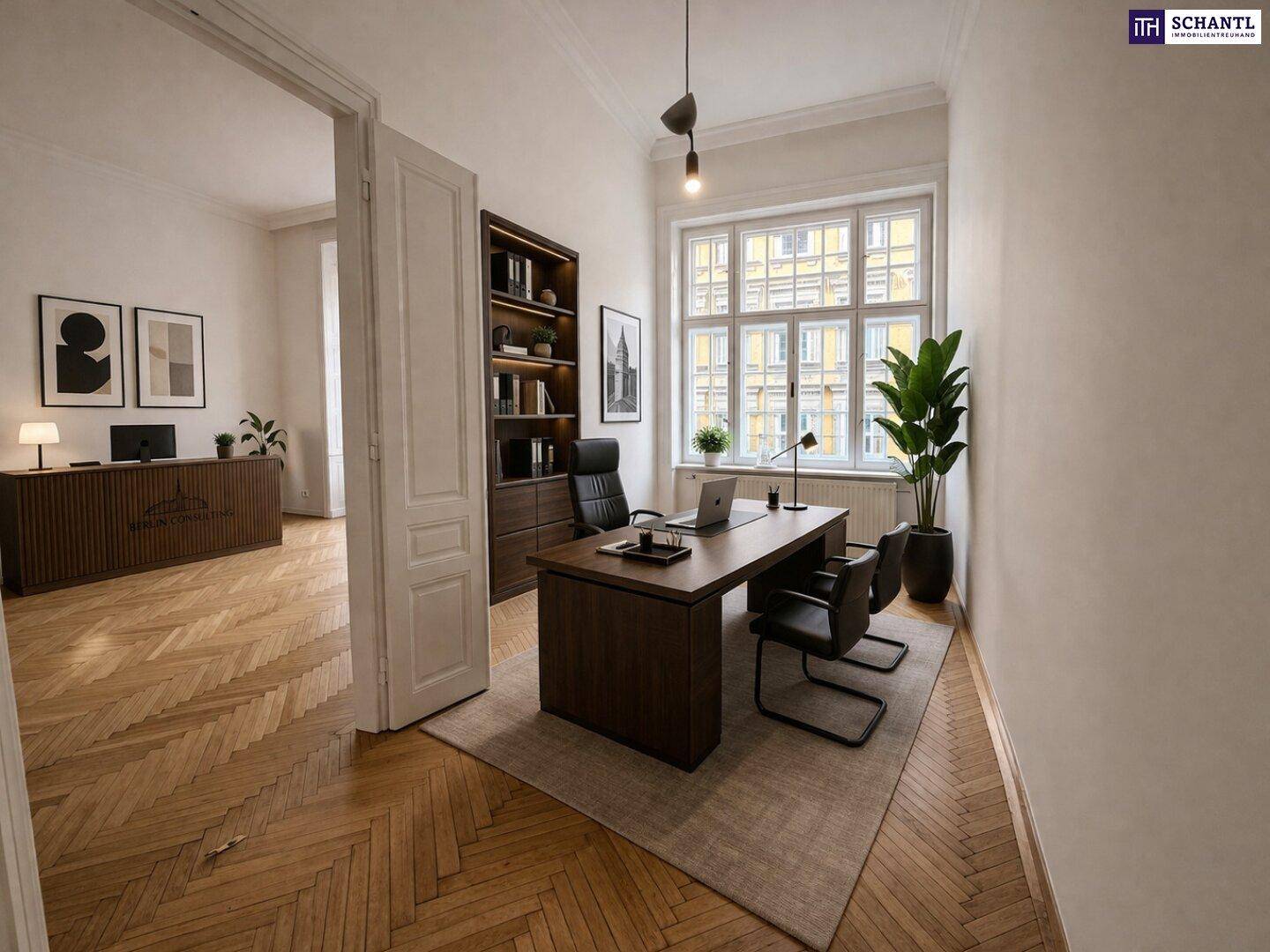 Elegantes Arbeitszimmer mit dunklem Holzschreibtisch, Bücherregal und Fischgrätparkettboden.