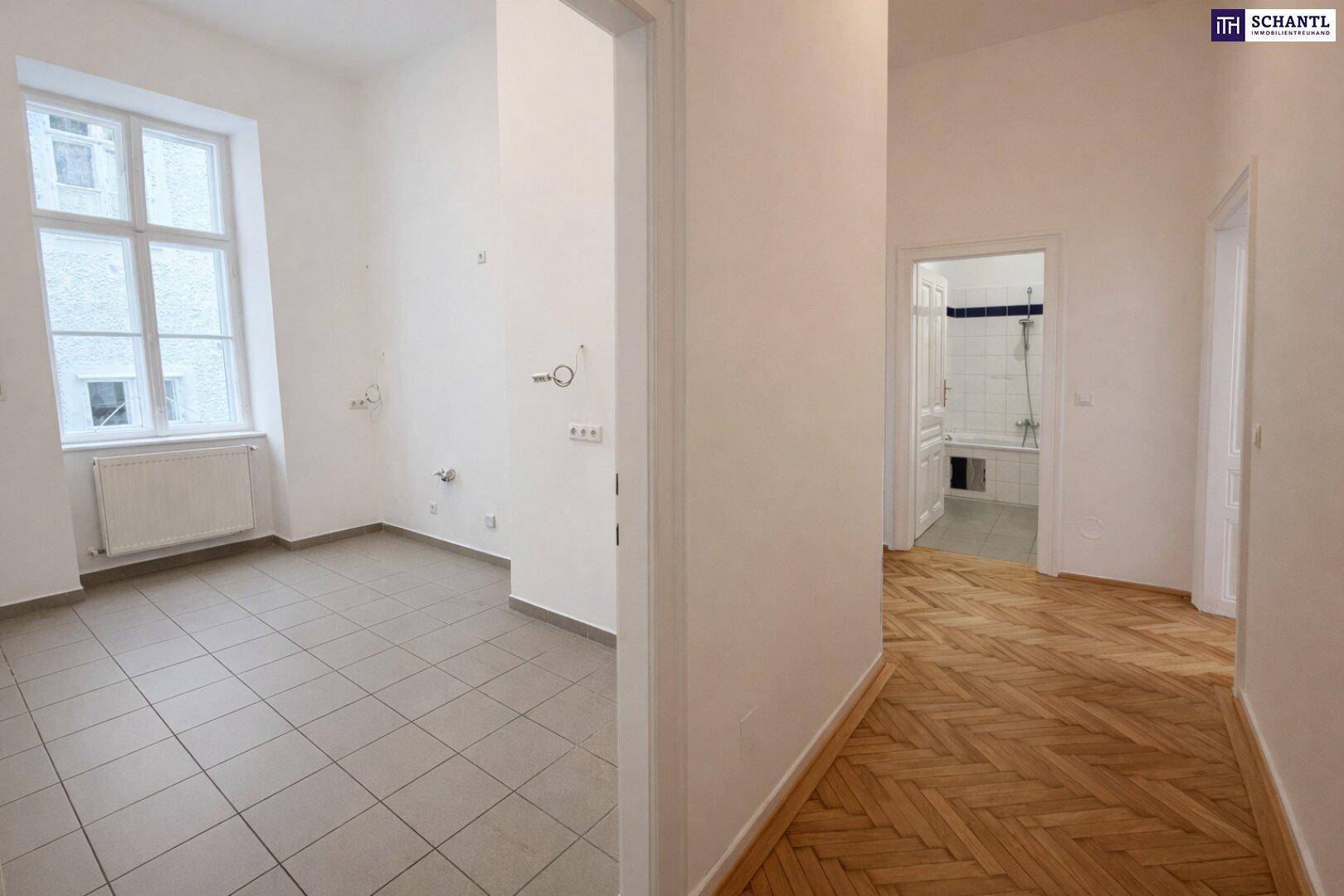 Heller Flur mit Fliesenboden, der zu einem Badezimmer und einem weiteren Raum führt.