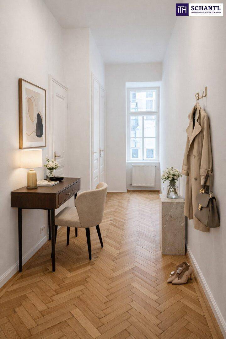 Heller Flur mit Fischgrätparkett, einem kleinen Schreibtisch und Garderobe am Fenster.