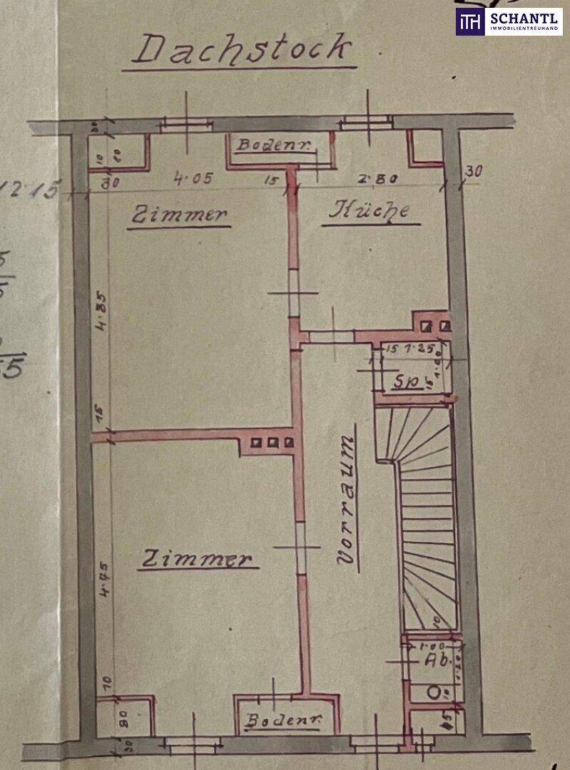 Handgezeichneter Grundriss des Dachgeschosses mit Zimmern und Treppe.