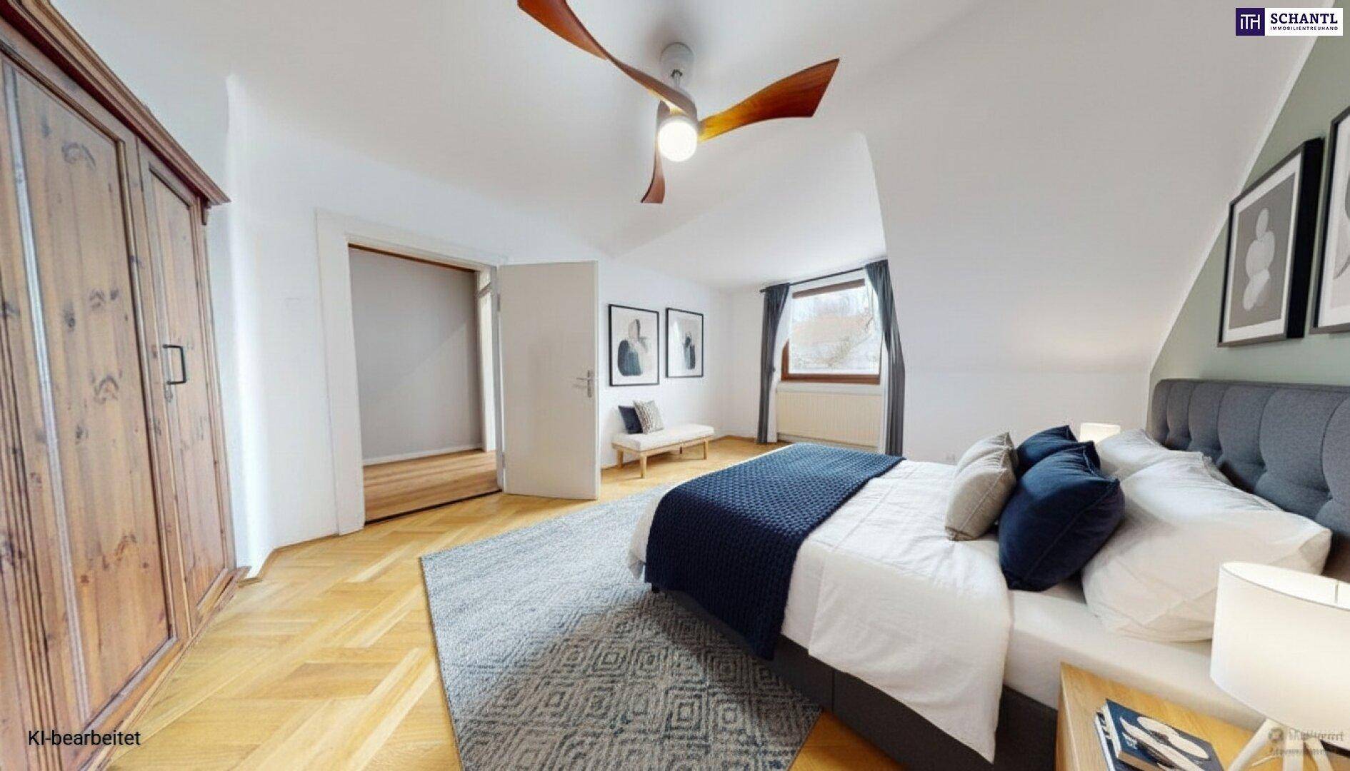 Modernisiertes Schlafzimmer mit Parkettboden, Dachschräge und Deckenventilator.