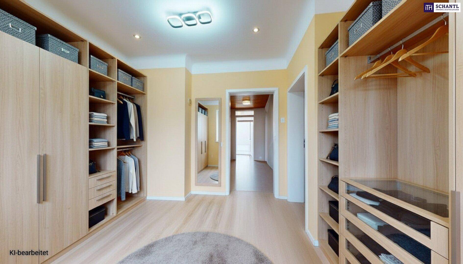 Begehbarer Kleiderschrank mit Holzregalen und Spiegeltür.