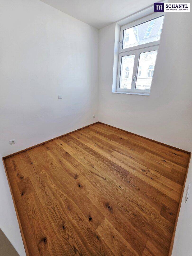 Kleiner, heller Raum mit Holzboden und einem Fenster, vielseitig nutzbar.