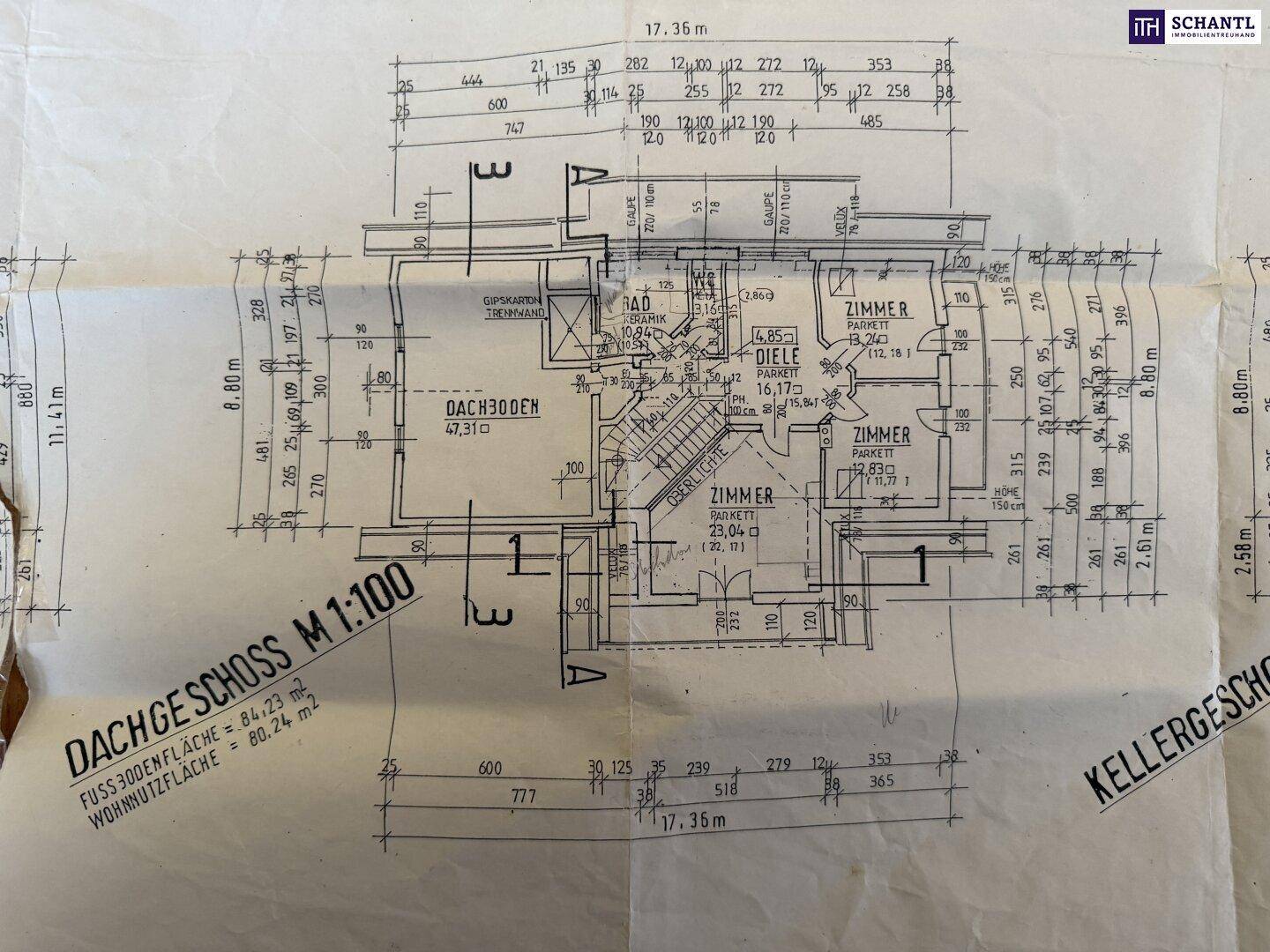 Grundriss des Dachgeschosses mit Schlafzimmern, Badezimmer und Balkon.