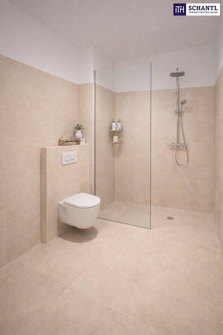 Modernes Badezimmer mit beigefarbenen Fliesen, ebenerdiger Dusche und wandhängendem WC.