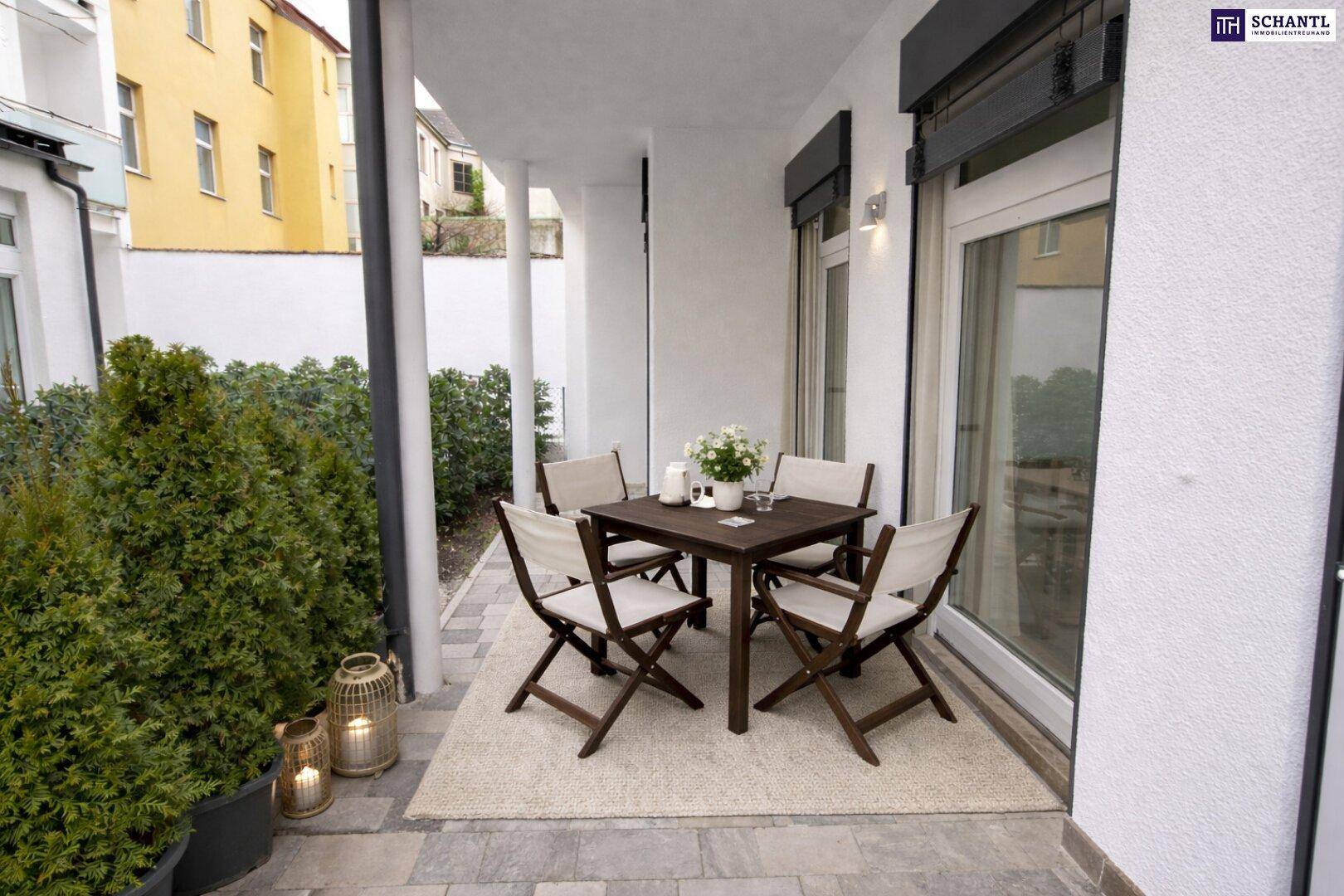 Gemütliche Terrasse mit Esstisch, Stühlen und dekorativen Laternen für entspannte Stunden.