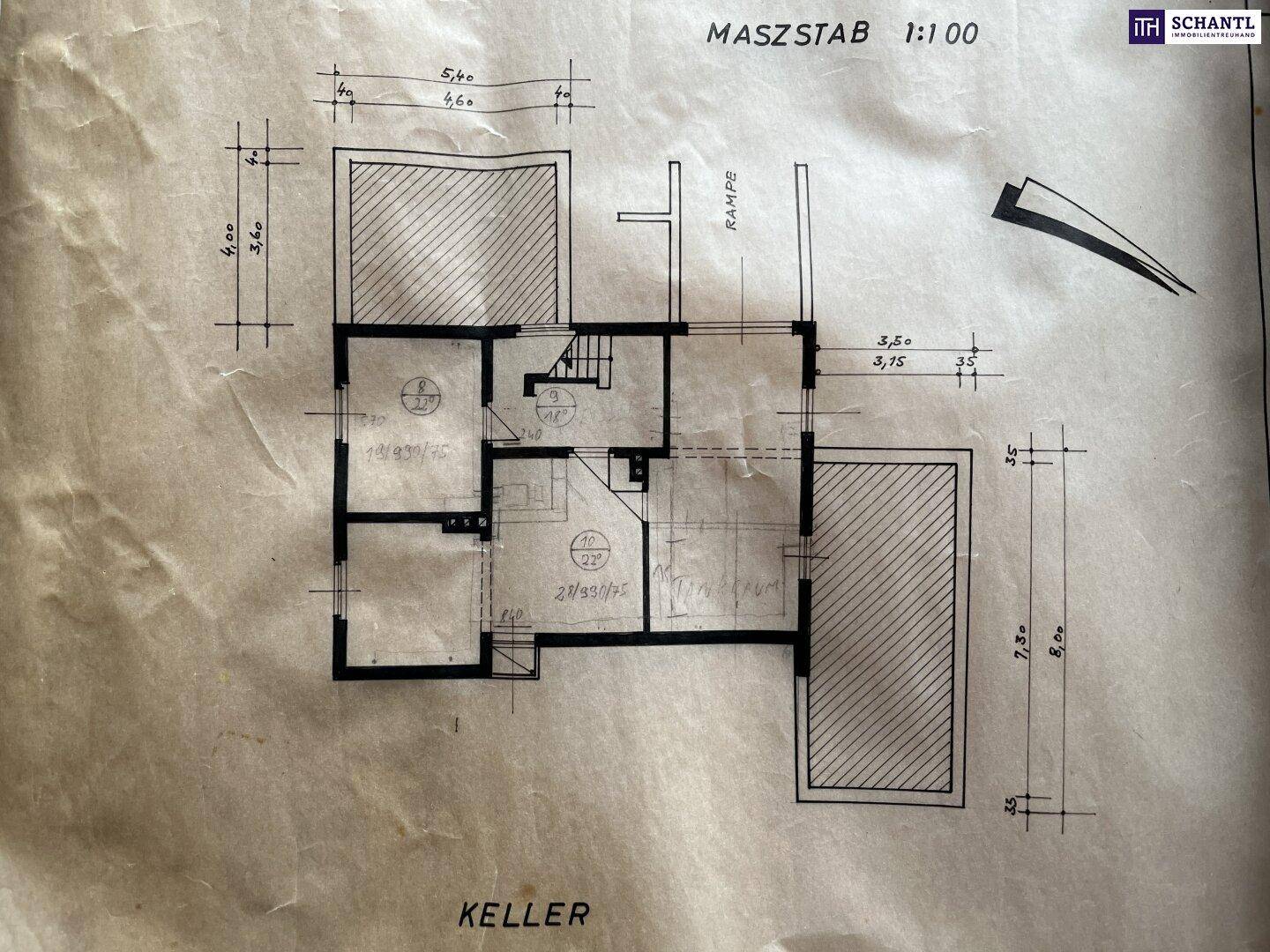 Grundriss des Kellers mit Rampe und verschiedenen Räumen.