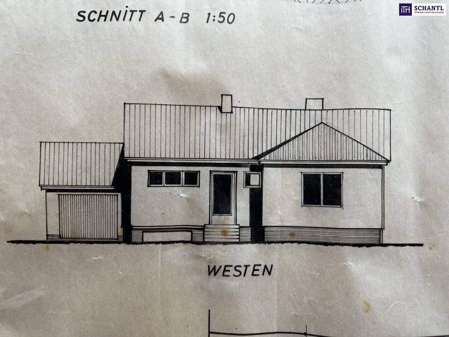 Ansicht des Hauses von Westen mit Eingang und Garage.