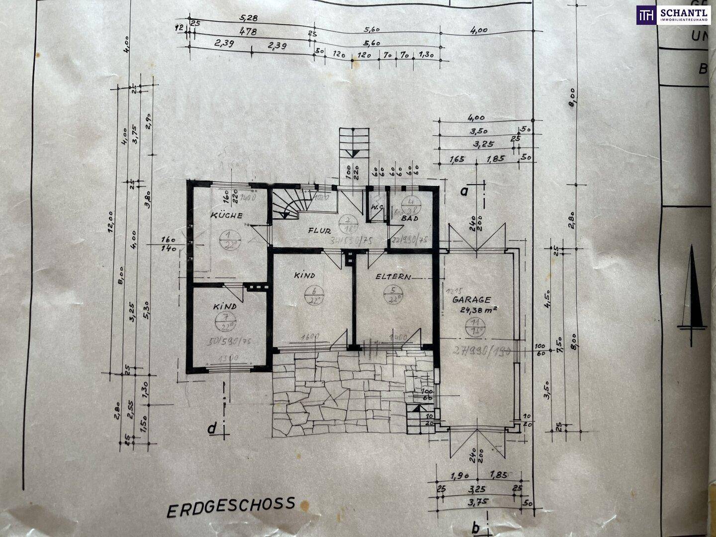 Grundriss des Erdgeschosses mit Küche, Kinderzimmern, Elternschlafzimmer und Garage.