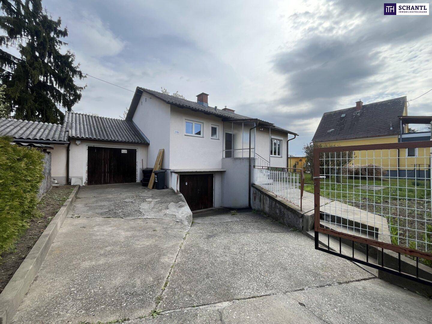 Zufahrt zum Haus mit Garage und Zugang zum Keller.
