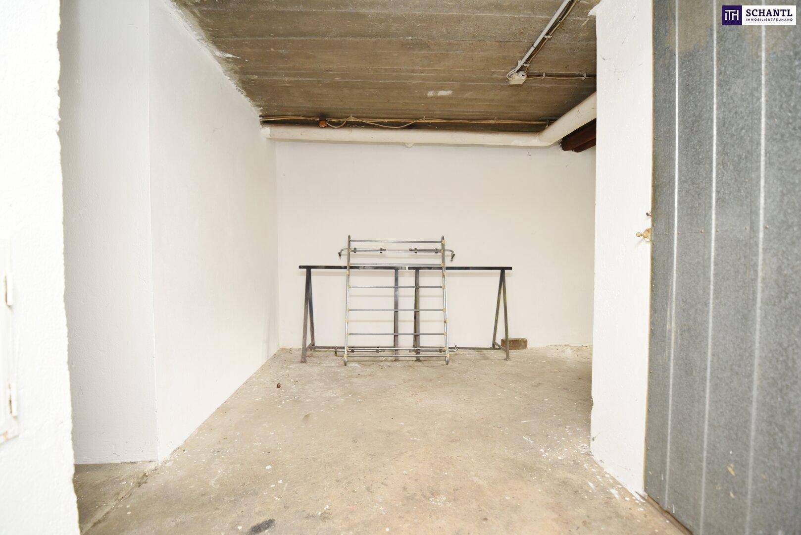 Unausgebauter Kellerraum mit Betonboden und einfachen Wänden.